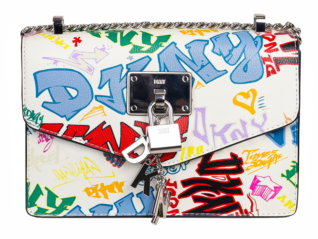 Bolso de hombro DKNY blanco con estampado multicolor estilo graffiti, cierre de candado y correa de cadena plateada.