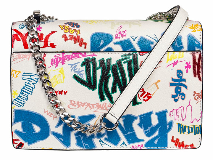 Bolso de hombro DKNY blanco con estampado multicolor estilo graffiti, cierre de candado y correa de cadena plateada.