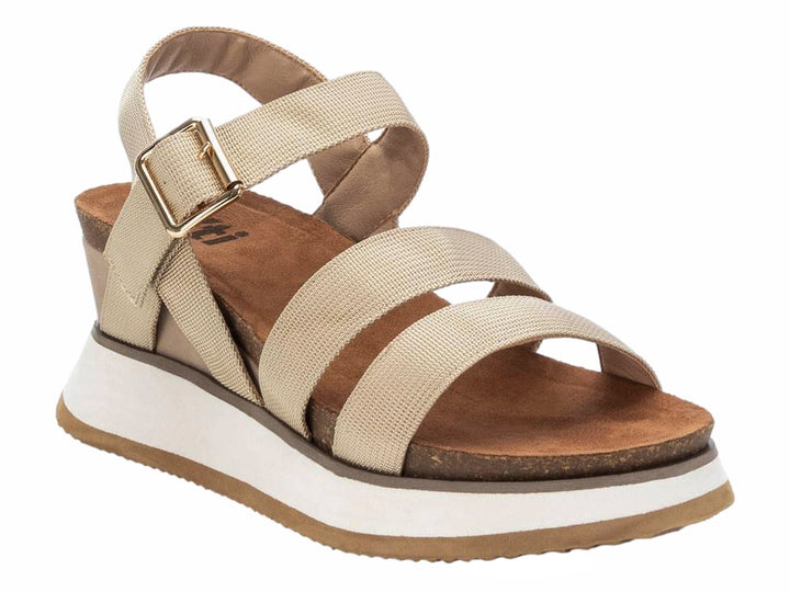 Sandalia de plataforma color beige con correas cruzadas y suela blanca