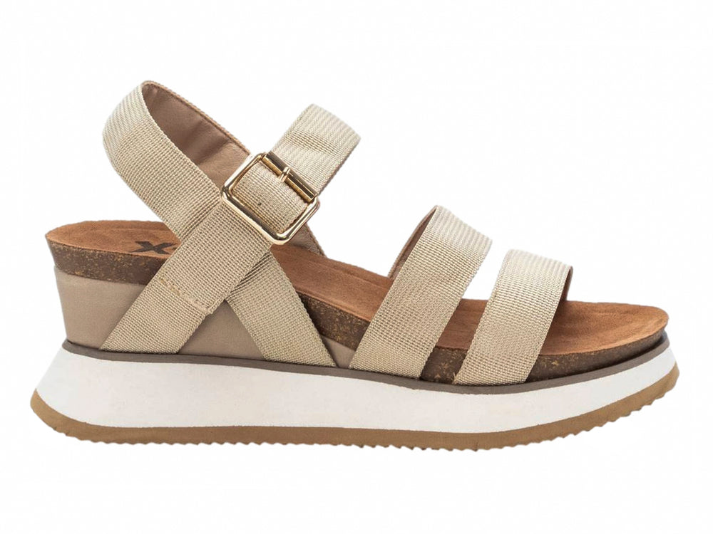 Sandalia de plataforma color beige con correas cruzadas y suela blanca