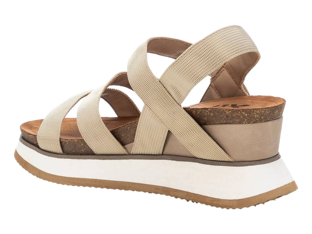 Sandalia de plataforma color beige con correas cruzadas y suela blanca