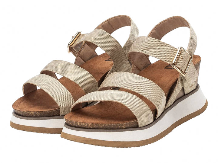 Sandalia de plataforma color beige con correas cruzadas y suela blanca