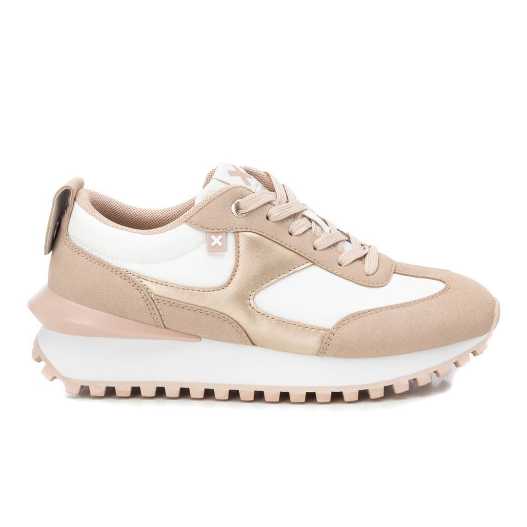 Tenis XTI en colores beige y blanco con suela blanca dentada.