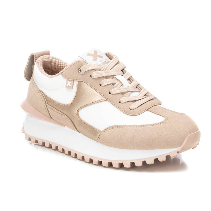 Tenis XTI en colores beige y blanco con suela blanca dentada.