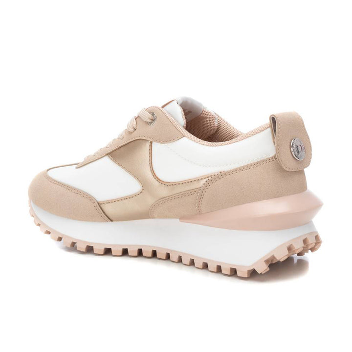 Tenis XTI en colores beige y blanco con suela blanca dentada.