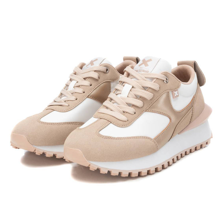 Tenis XTI en colores beige y blanco con suela blanca dentada.