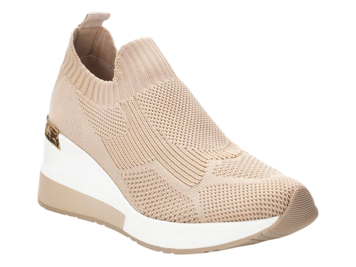 Tenis deportivos color beige de tela tejida con suela de plataforma blanca y beige.