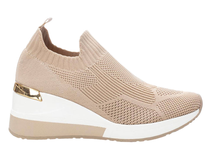 Tenis deportivos color beige de tela tejida con suela de plataforma blanca y beige.