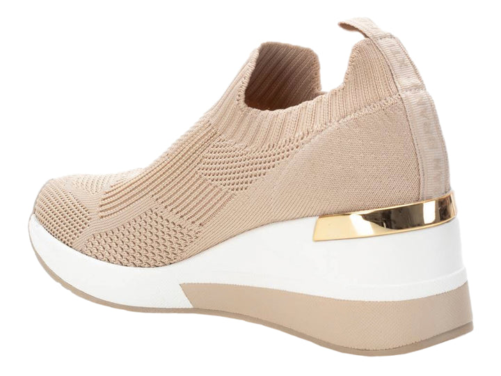 Tenis deportivos color beige de tela tejida con suela de plataforma blanca y beige.