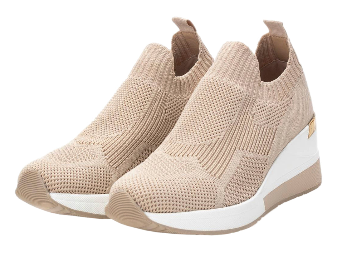 Tenis deportivos color beige de tela tejida con suela de plataforma blanca y beige.
