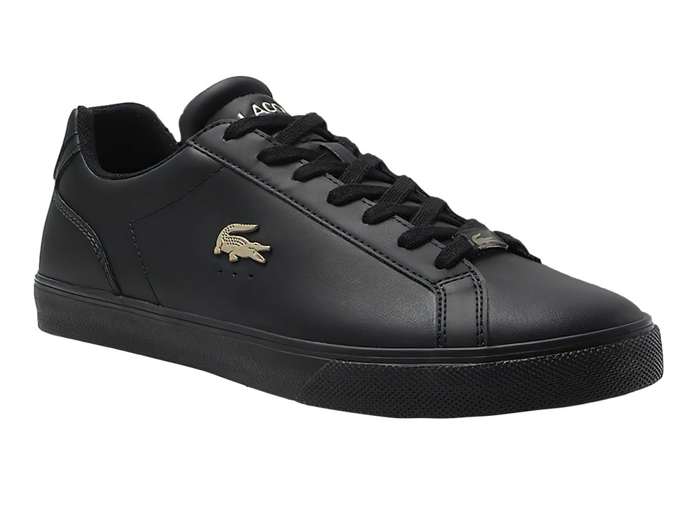Tenis Lacoste color negro con logotipo dorado en el lateral y suela negra.