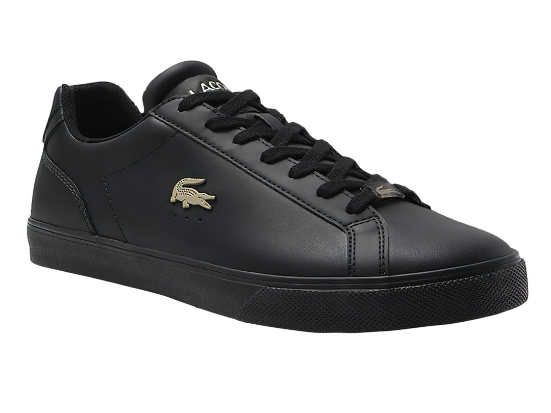 Tenis Lacoste color negro con logotipo dorado en el lateral y suela negra.