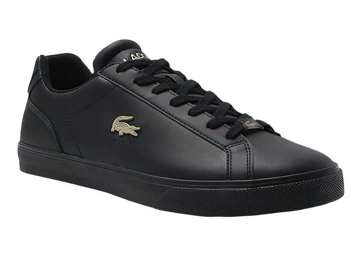 Tenis Lacoste color negro con logotipo dorado en el lateral y suela negra.
