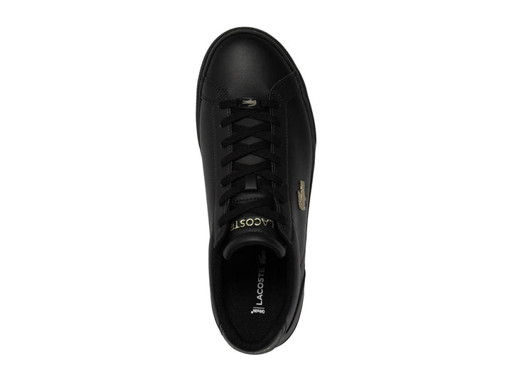 Tenis Lacoste color negro con logotipo dorado en el lateral y suela negra.