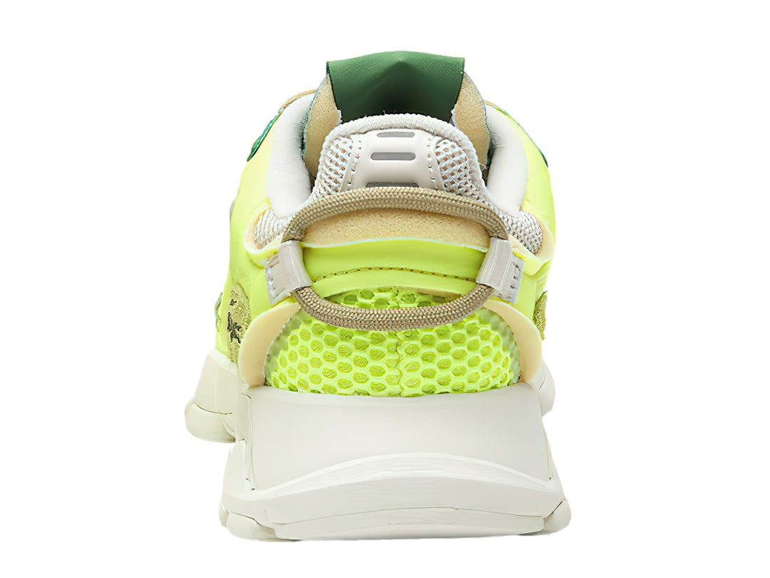 Tenis deportivos Lacoste L003 Neo en color amarillo y blanco con detalles en verde y beige.