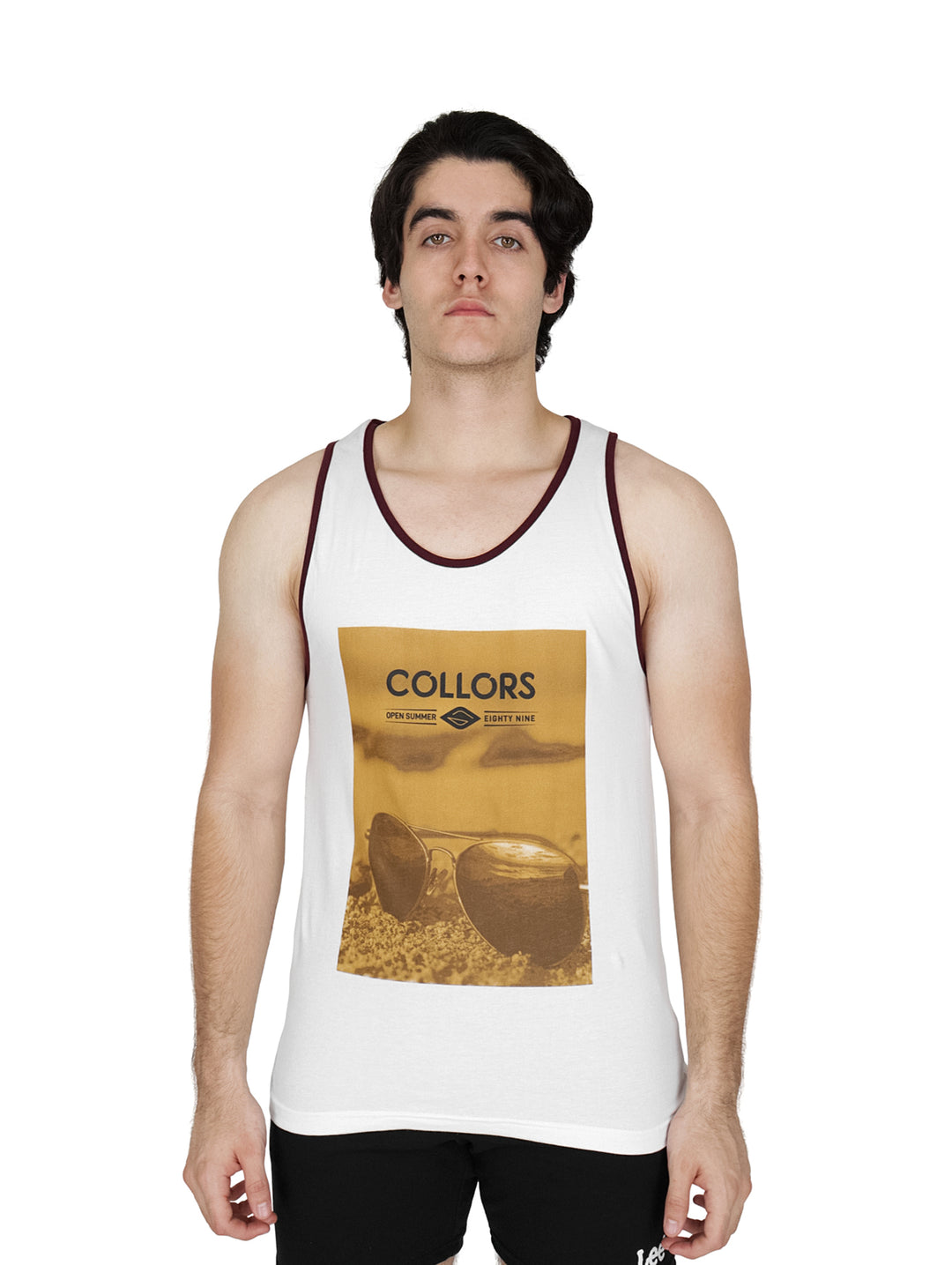 Playera tank top blanca para hombre con estampado frontal y ribete en color guinda.