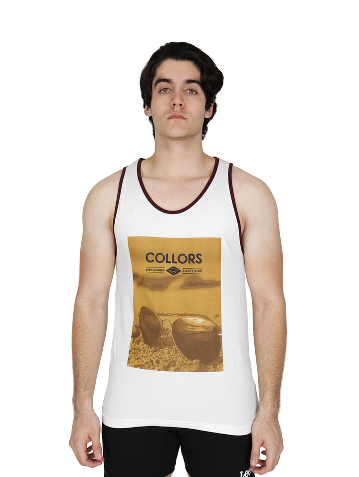 Playera tank top blanca para hombre con estampado frontal y ribete en color guinda.
