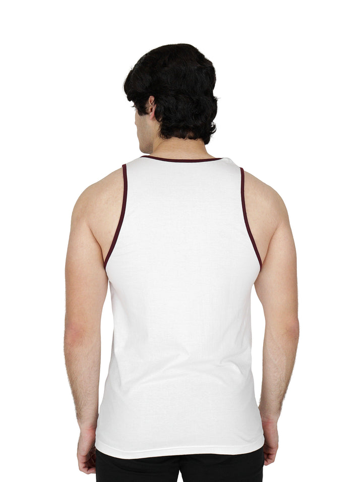 Playera tank top blanca para hombre con estampado frontal y ribete en color guinda.