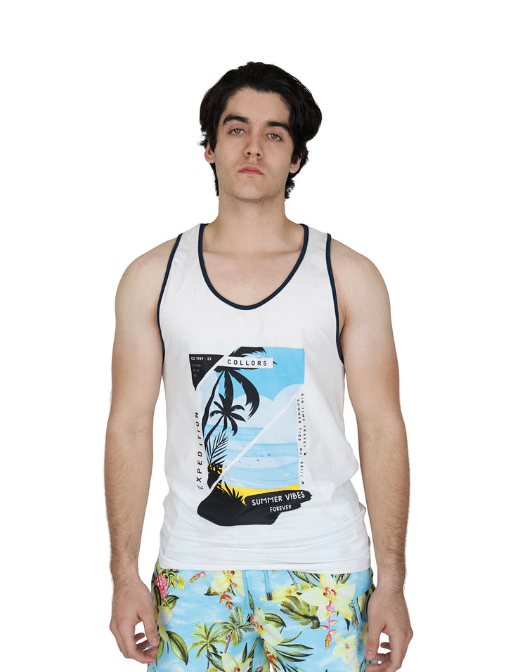 Hombre vistiendo playera tank blanca con estampado de playa y shorts florales.
