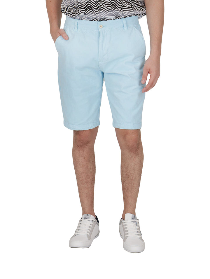 Hombre vistiendo bermudas color azul cielo de la marca COLLOR&