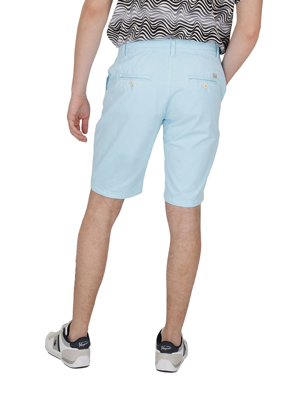 Hombre vistiendo bermudas color azul cielo de la marca COLLOR'S COUTURE.
