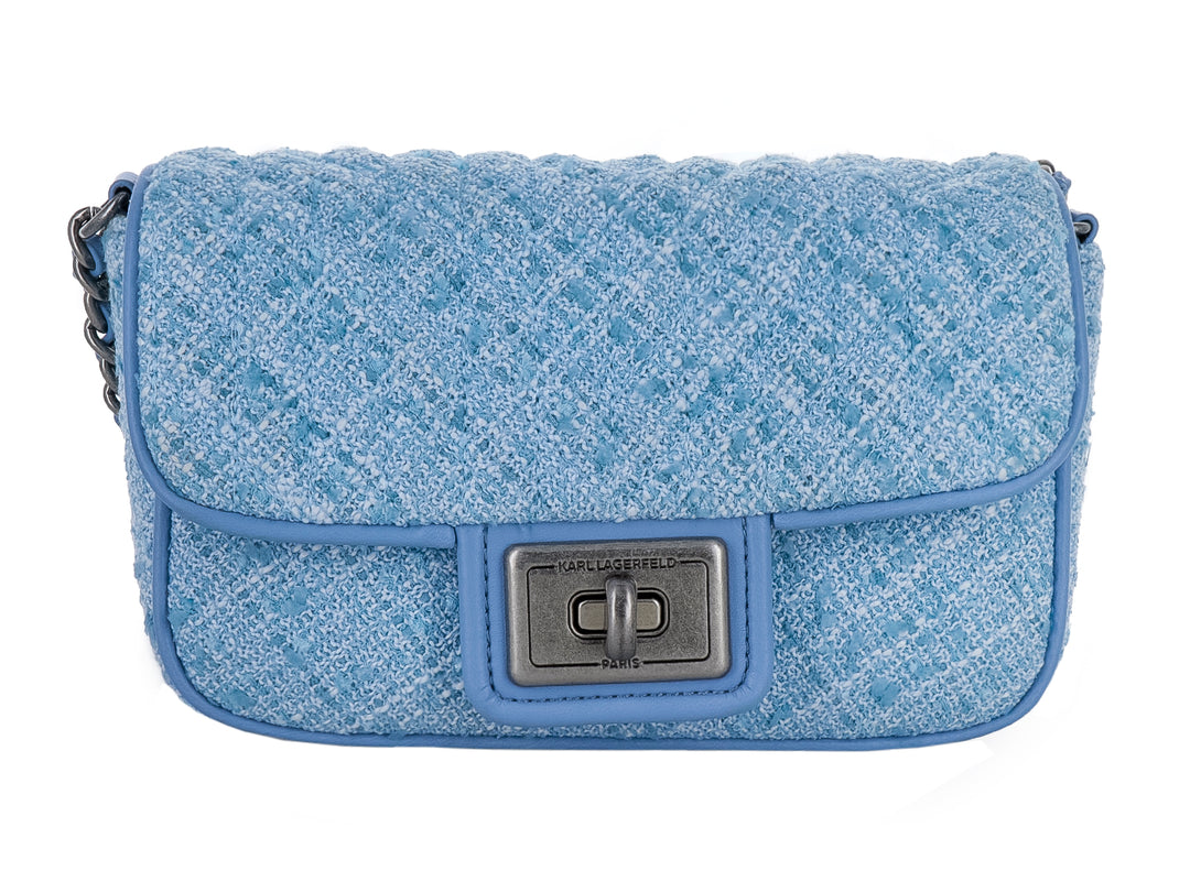 Bolso azul de tejido tipo tweed con cierre de broche metálico y correa de cadena.