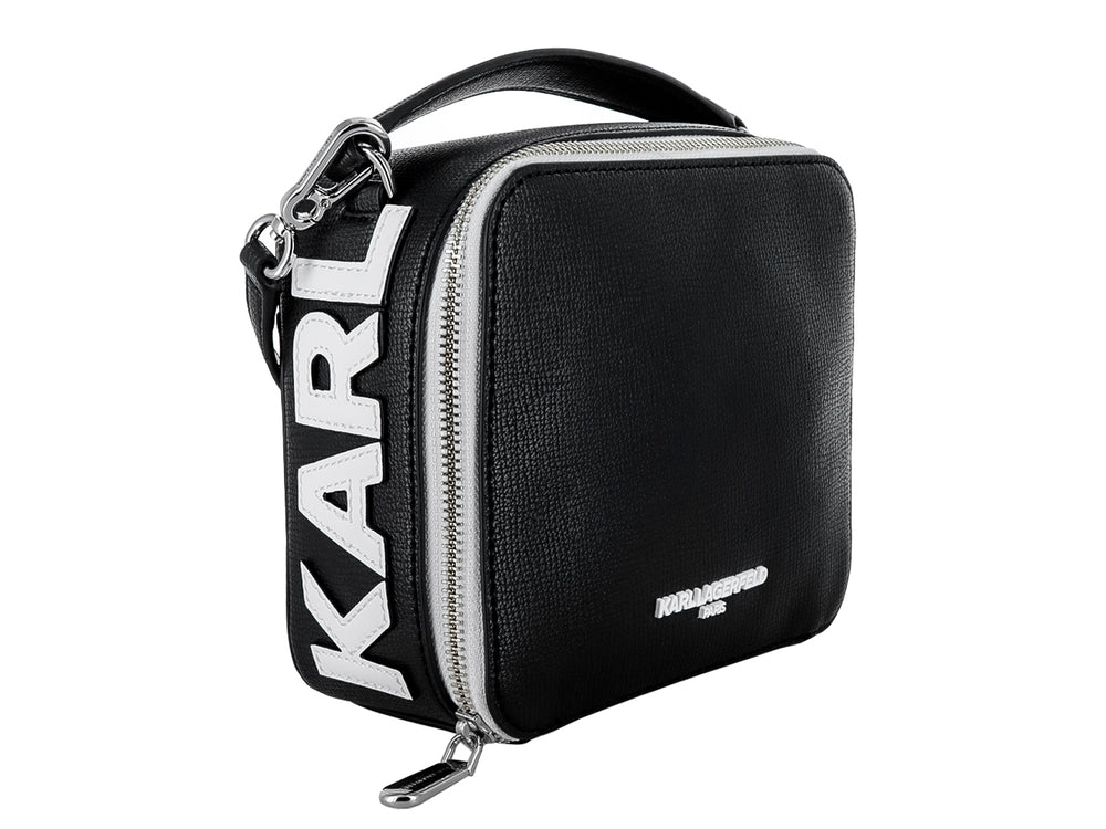 Bolso negro cuadrado de Karl Lagerfeld con asa superior y detalles en color plata.