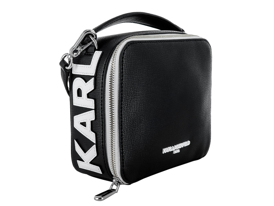 Bolso negro cuadrado de Karl Lagerfeld con asa superior y detalles en color plata.