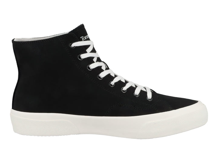 Tenis Tommy Jeans de corte medio en color negro con agujetas y suela blanca.