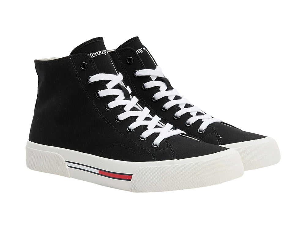 Tenis Tommy Jeans de corte medio en color negro con agujetas y suela blanca.