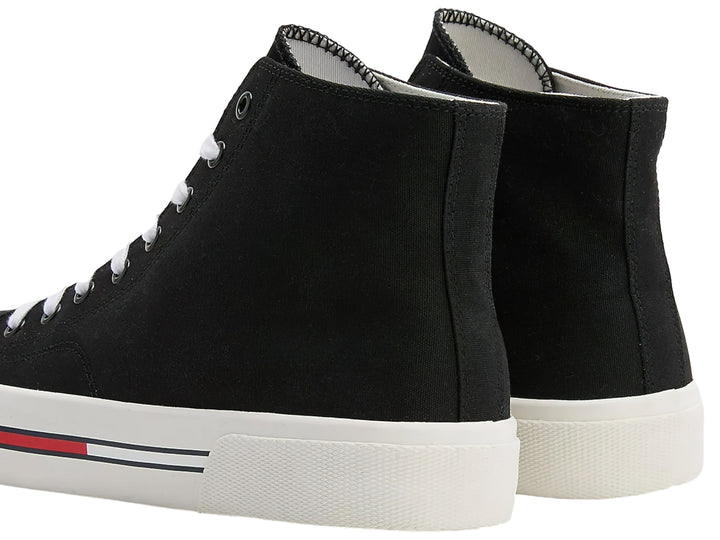 Tenis Tommy Jeans de corte medio en color negro con agujetas y suela blanca.