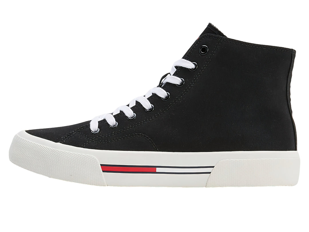 Tenis Tommy Jeans de corte medio en color negro con agujetas y suela blanca.