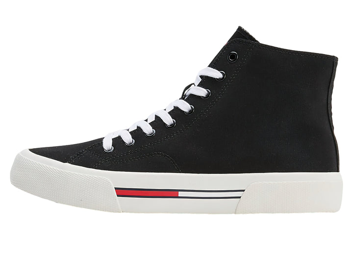 Tenis Tommy Jeans de corte medio en color negro con agujetas y suela blanca.