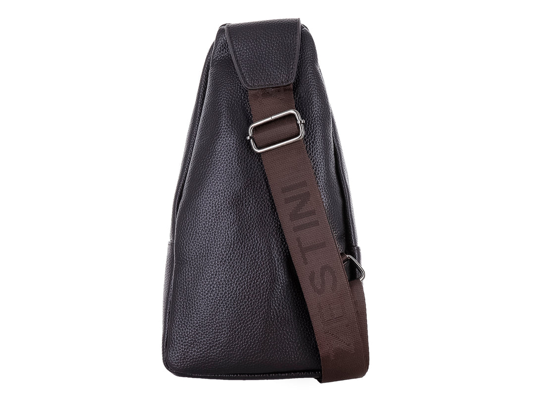 Bolso tipo mariconera color marrón oscuro con textura rugosa y detalles metálicos.