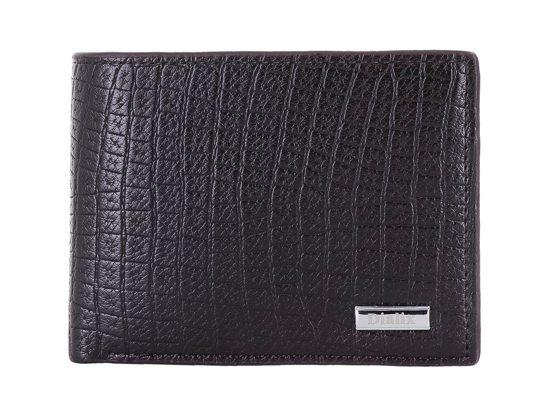 Cartera para hombre en color marrón oscuro con textura grabada tipo piel de cocodrilo y detalle metálico.
