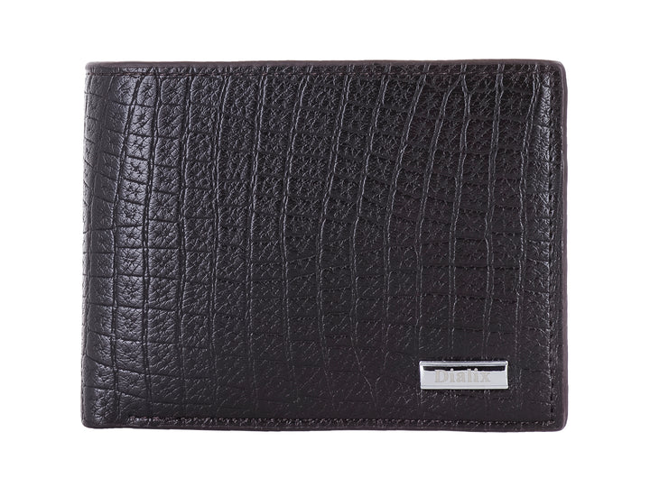 Cartera para hombre en color marrón oscuro con textura grabada tipo piel de cocodrilo y detalle metálico.