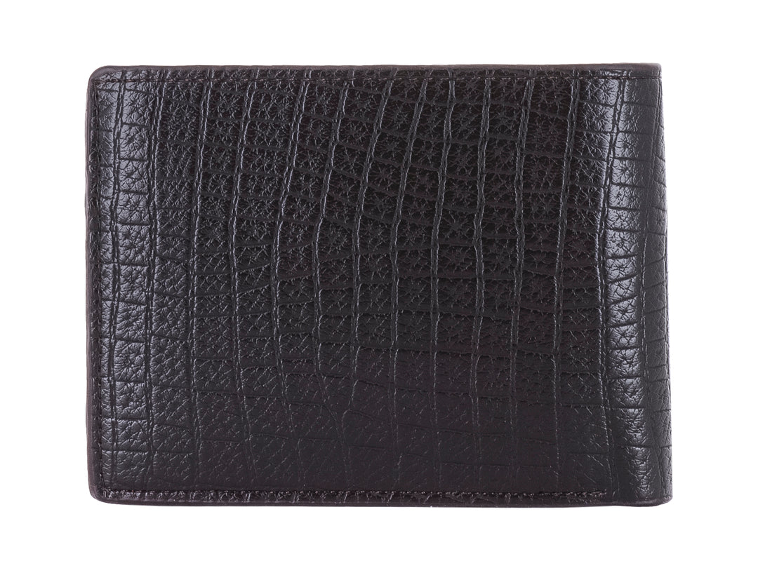 Cartera para hombre en color marrón oscuro con textura grabada tipo piel de cocodrilo y detalle metálico.