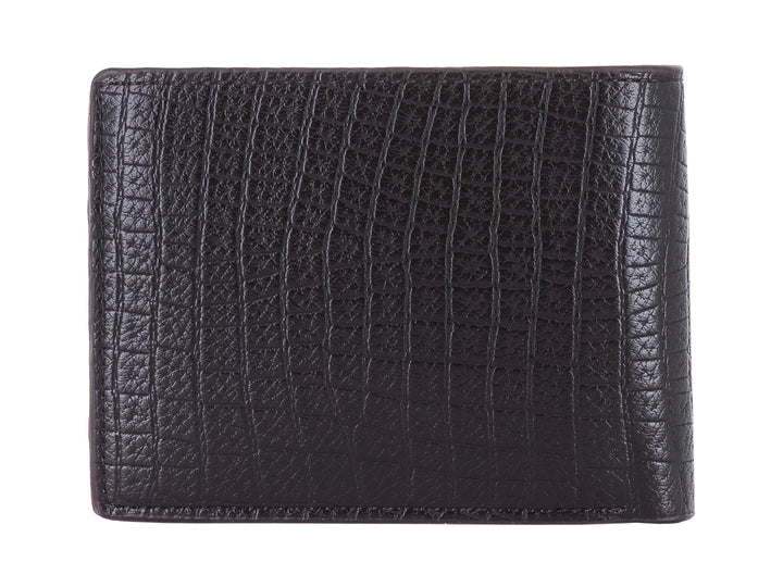 Cartera para hombre en color marrón oscuro con textura grabada tipo piel de cocodrilo y detalle metálico.