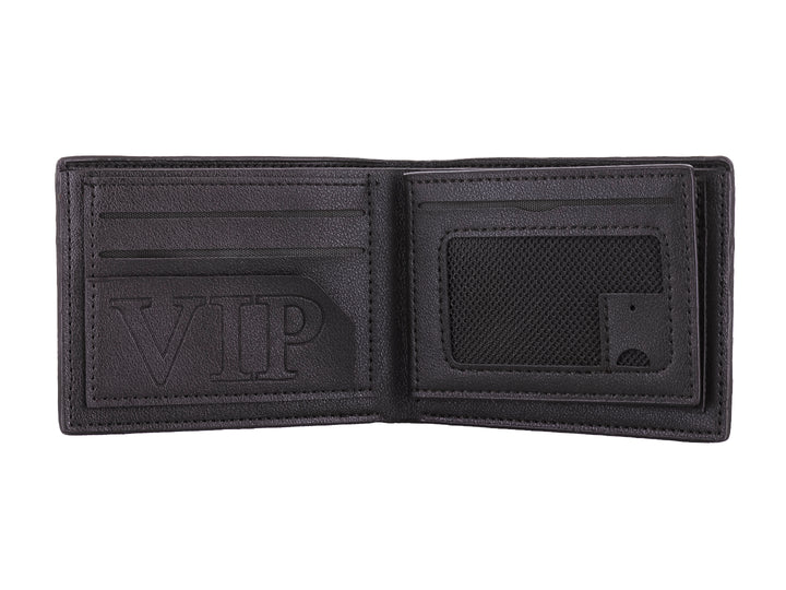 Cartera para hombre en color marrón oscuro con textura grabada tipo piel de cocodrilo y detalle metálico.