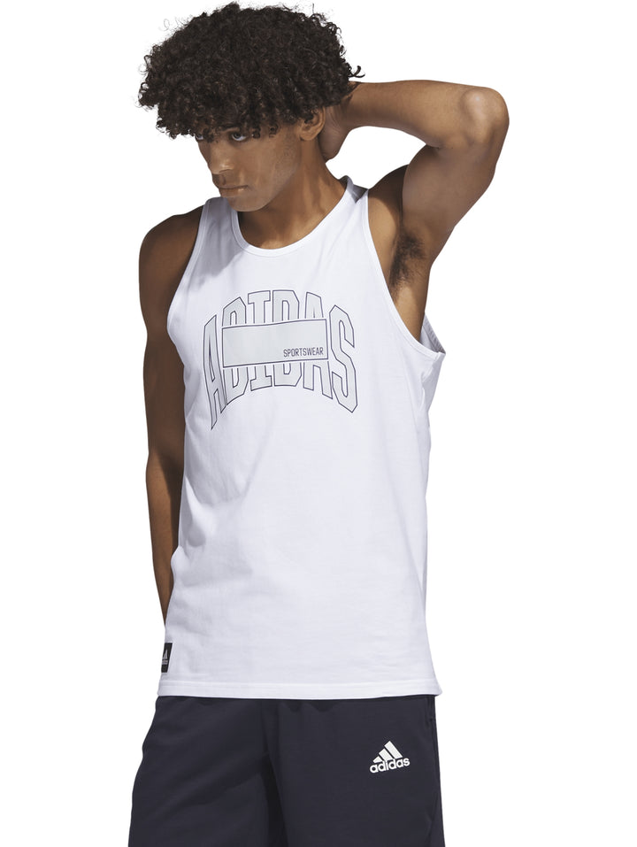 Hombre vistiendo una camiseta sin mangas blanca de Adidas con logotipo gráfico en el pecho.