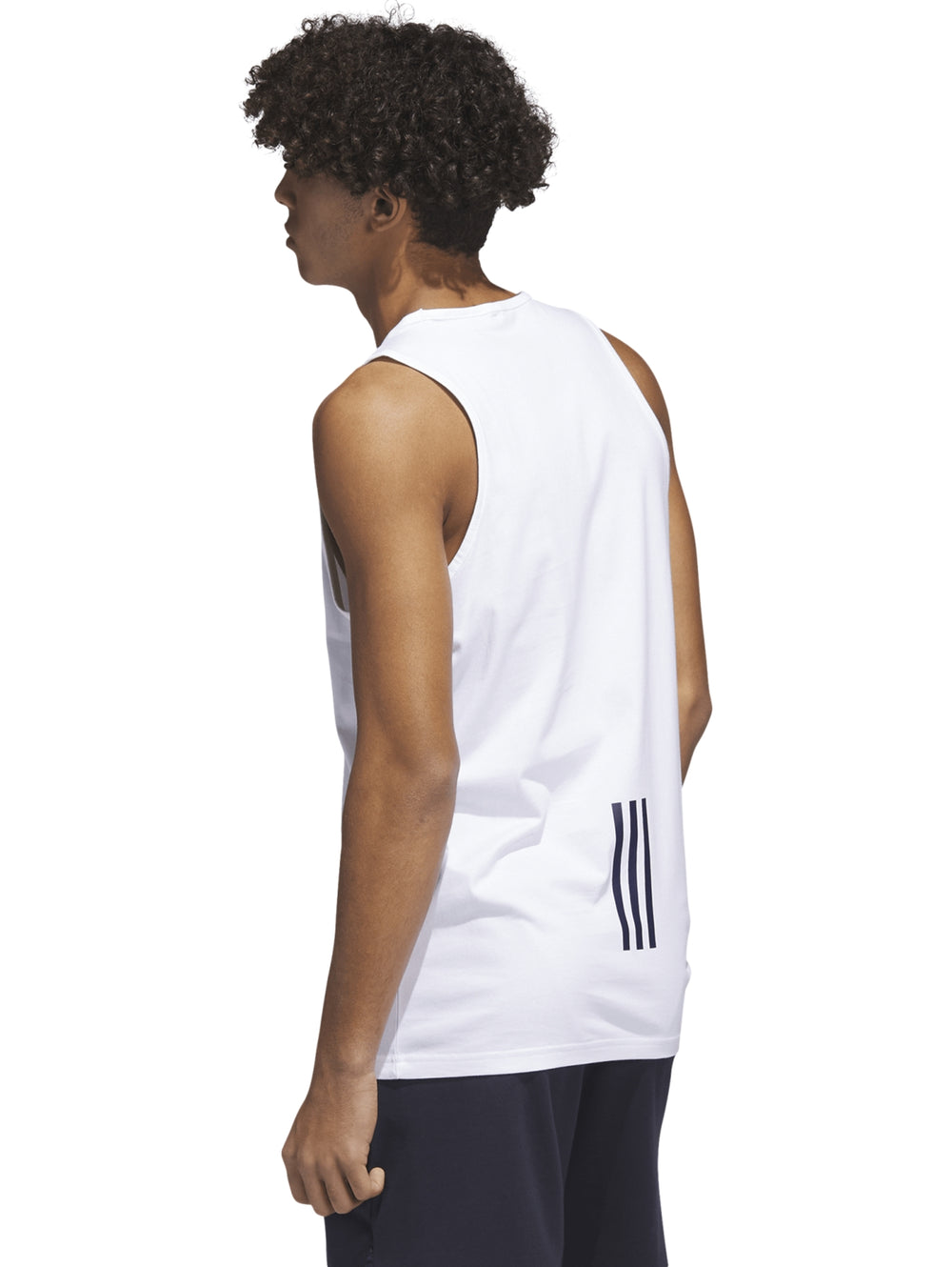 Hombre vistiendo una camiseta sin mangas blanca de Adidas con logotipo gráfico en el pecho.