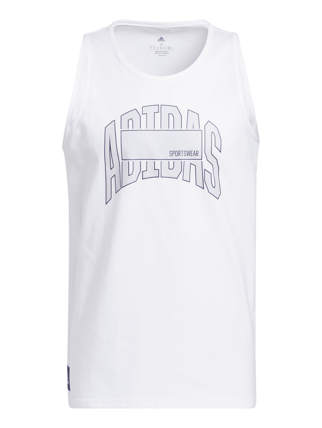 Hombre vistiendo una camiseta sin mangas blanca de Adidas con logotipo gráfico en el pecho.