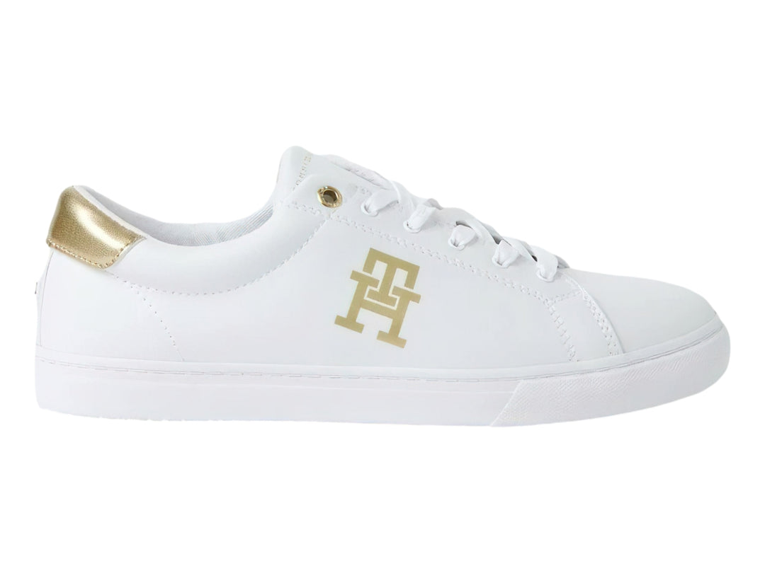 Tenis Tommy Hilfiger color blanco con detalles y logotipo en dorado, diseño casual de perfil bajo.