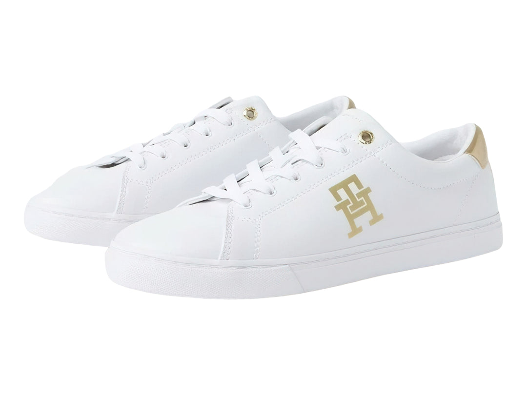 Tenis Tommy Hilfiger color blanco con detalles y logotipo en dorado, diseño casual de perfil bajo.