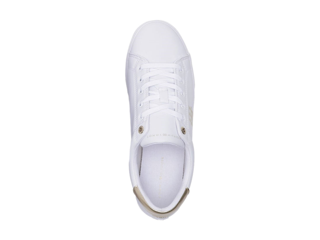 Tenis Tommy Hilfiger color blanco con detalles y logotipo en dorado, diseño casual de perfil bajo.