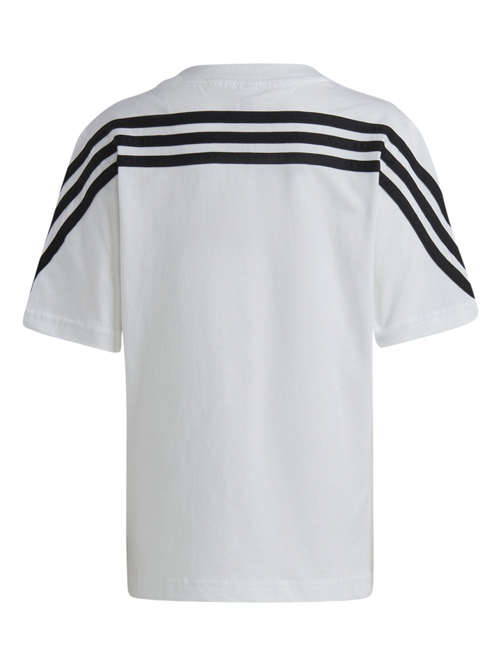 Playera blanca Adidas de manga corta con estampado de Spidey y rayas negras en las mangas.