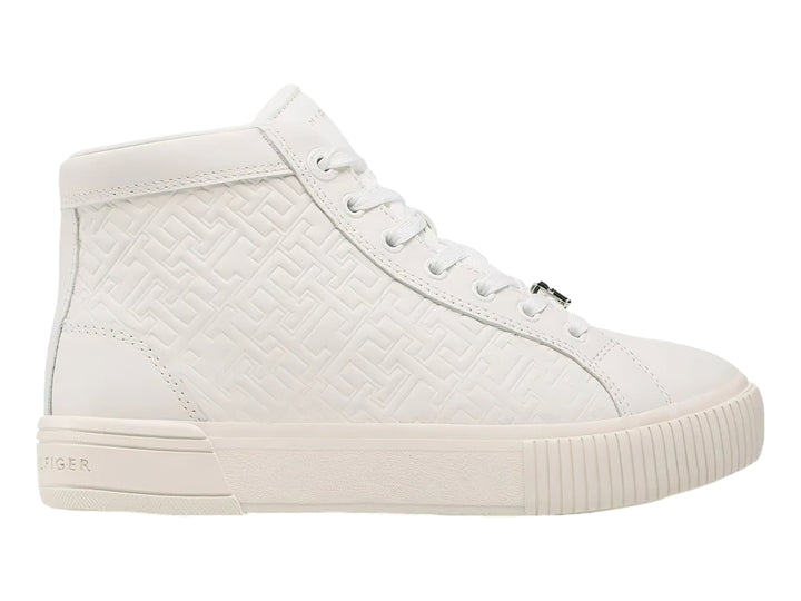 Tenis botín color ecru con monograma grabado en cuero y suela blanca.