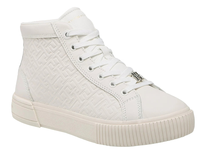 Tenis botín color ecru con monograma grabado en cuero y suela blanca.
