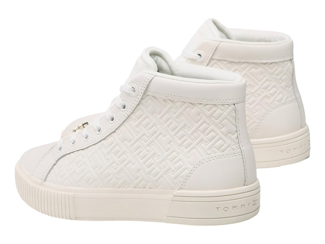 Tenis botín color ecru con monograma grabado en cuero y suela blanca.