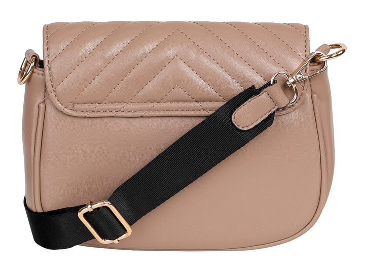 Set de bolso de hombro y monedero circular en color taupe con diseño acolchado en chevron y detalles dorados.